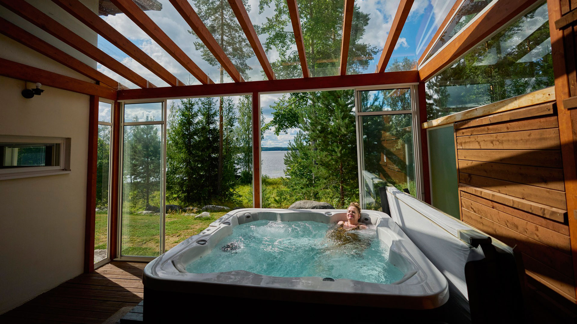 Nainen porealtaassa, joka on katetulla terassilla.