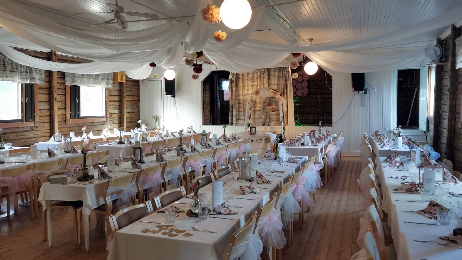 Maamiesseurantalon sali, jossa on laitettu juhlakattaus ja -koristelu.