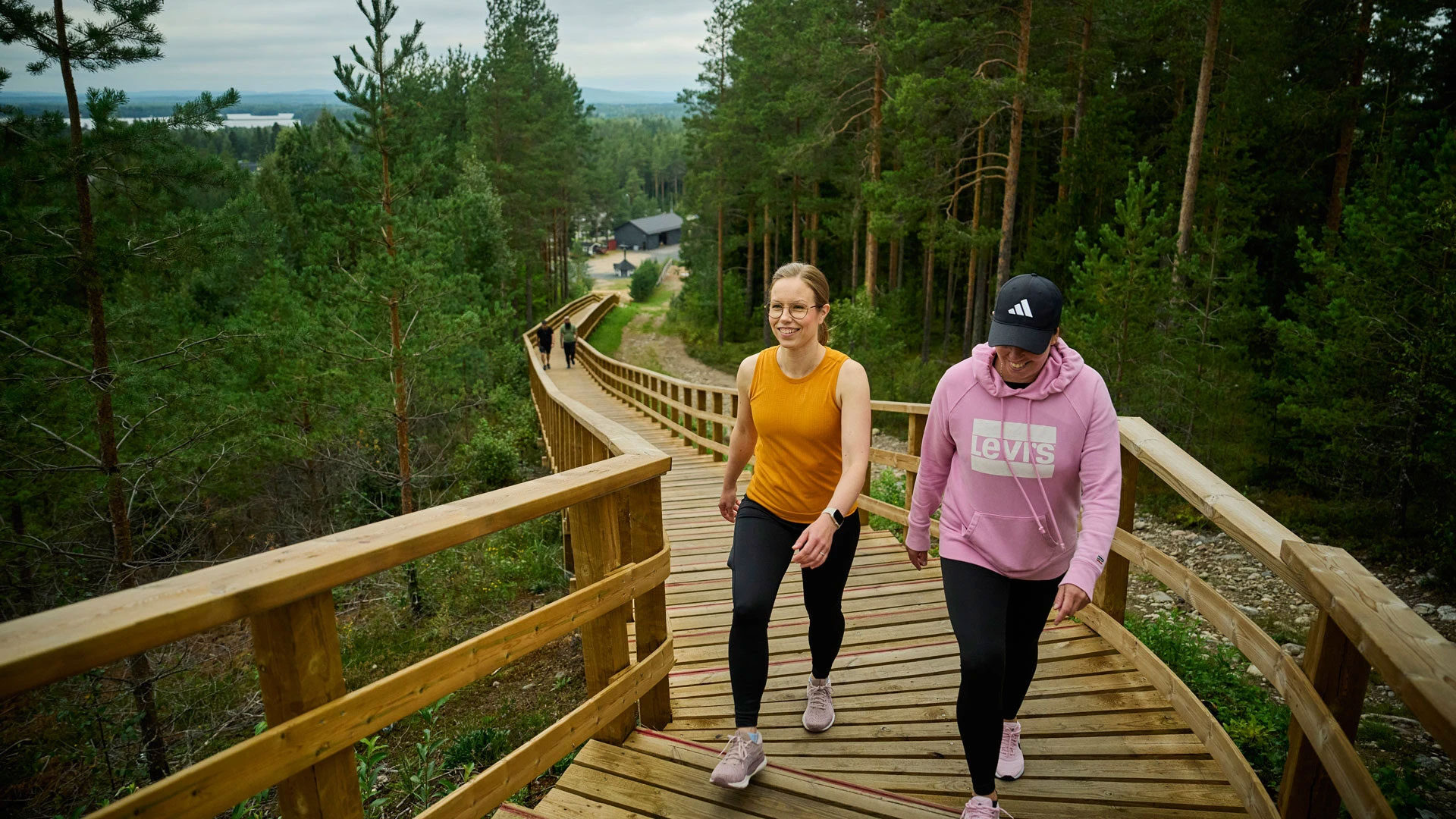 Kaksi naista nousemassa ylöspäin kuntoportaita.
